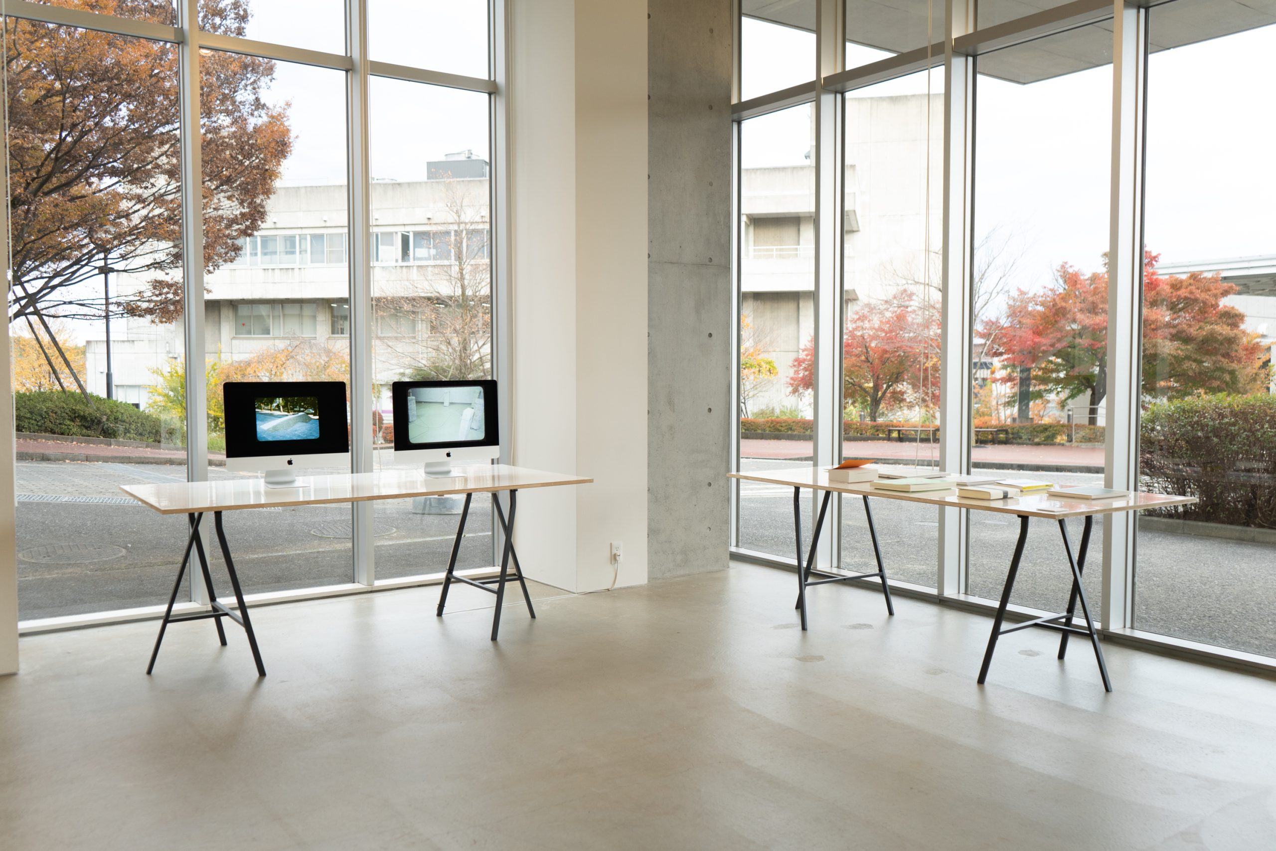 101ギャラリー、菅木志雄撮影・作品記録のスライドショーと参考資料（出版物各種）展示の様子